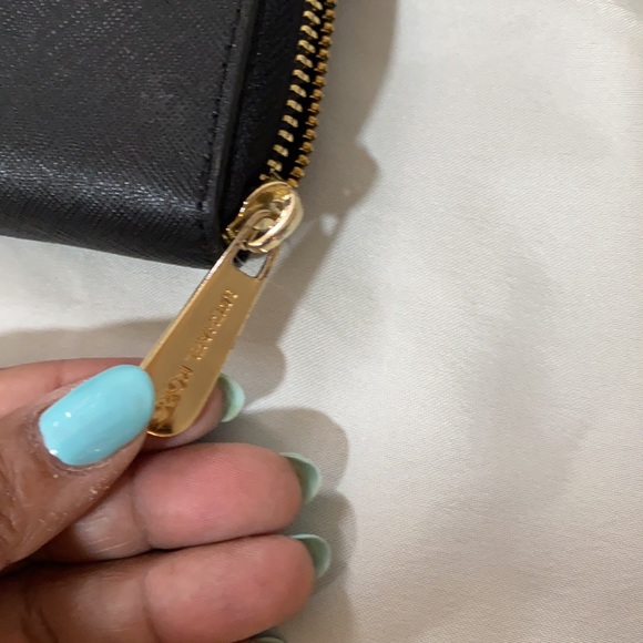 Michael Kors wallet. 👜👜👜👜🌺 - Picture 3 of 7